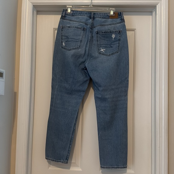 American Eagle women’s jeans. Size 8 short. Distressed. - Picture 2 of 4